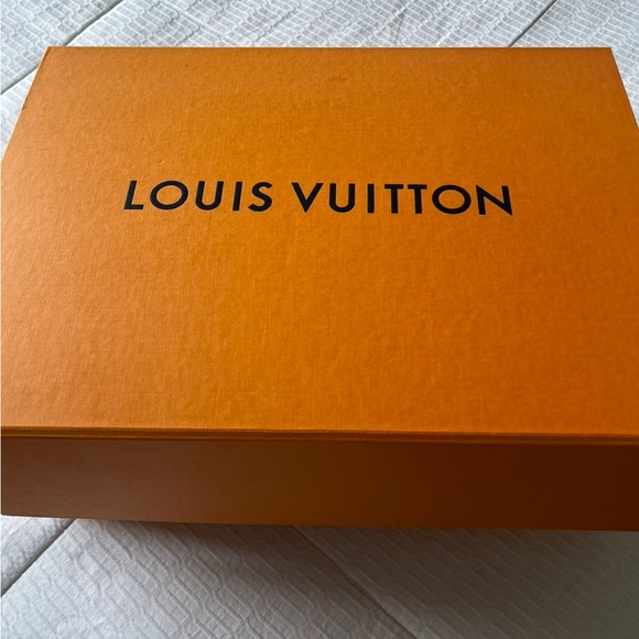 Louis Vuitton Blanket/Shawl/Throw - Picture 2 of 5